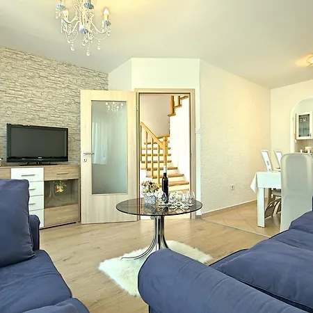 Charming Beachfront In Poreč
