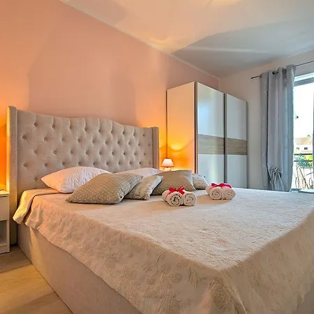 Charming Beachfront In Poreč