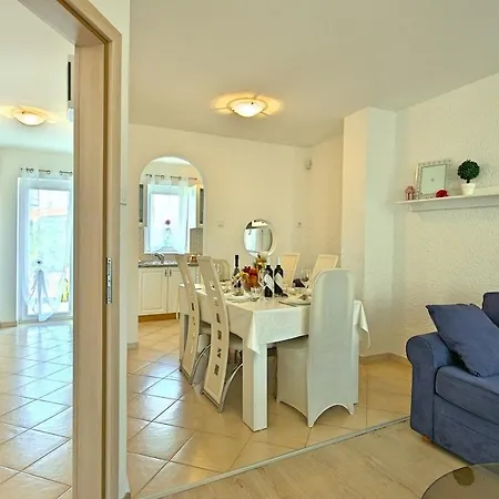 Charming Beachfront In Poreč